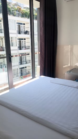 Minibar, blackout curtains, free WiFi, bed sheets - Nam Phuong Hotel (Nha Trang)
