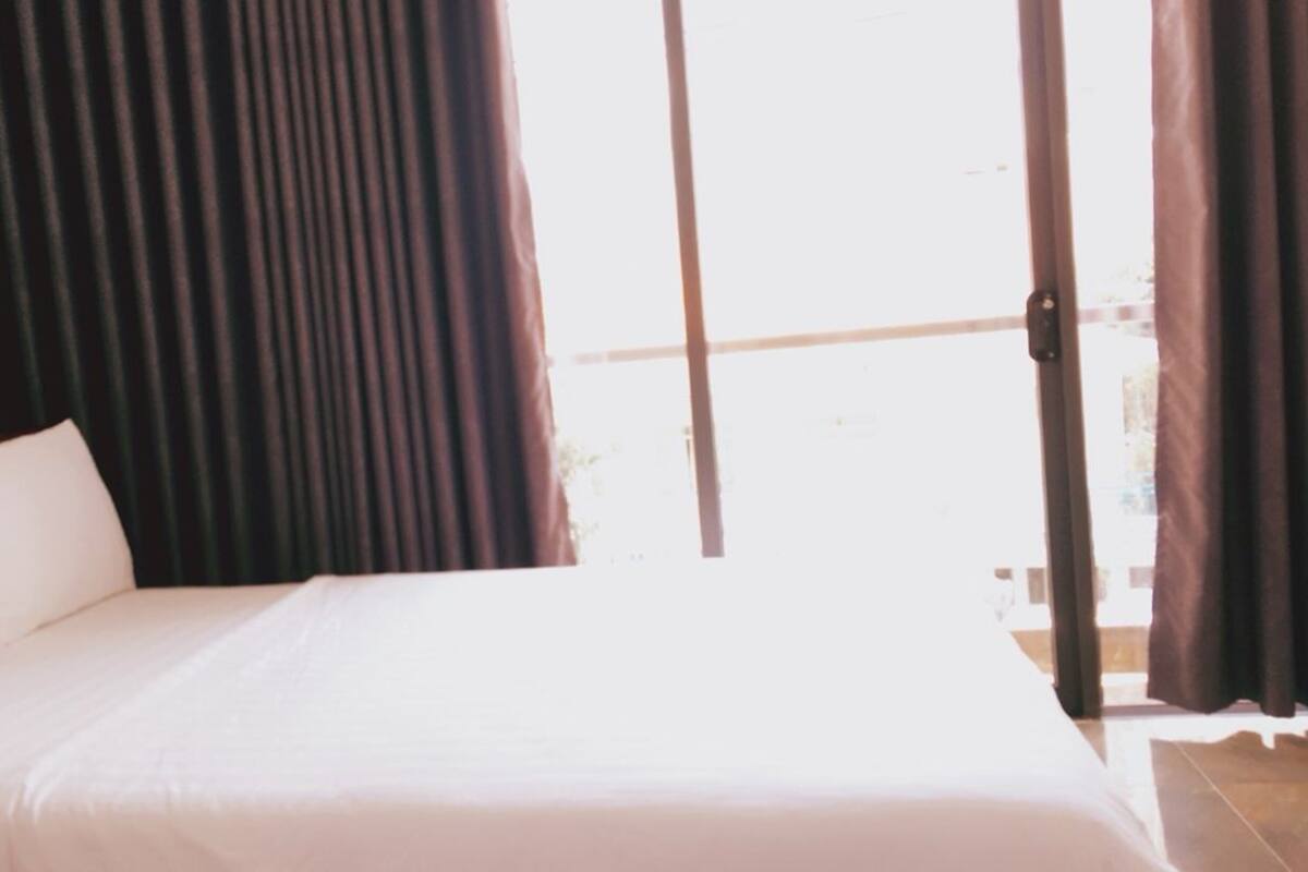 Kamer, balkon (VIP) | Een minibar, verduisterende gordijnen, gratis wifi, beddengoed
