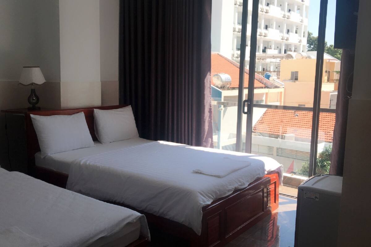 Een minibar, verduisterende gordijnen, gratis wifi, beddengoed