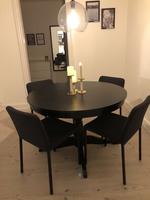 Apartment, Non Smoking | In-room dining