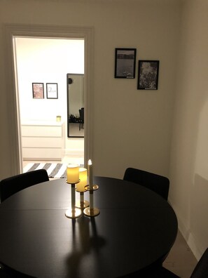 Apartment, Nichtraucher | Essbereich im Zimmer