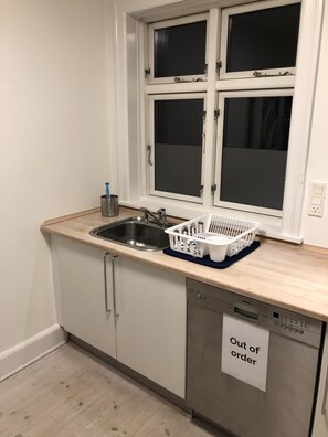 Apartment, Non Smoking | Private kitchen | Fridge, microwave, oven, stovetop