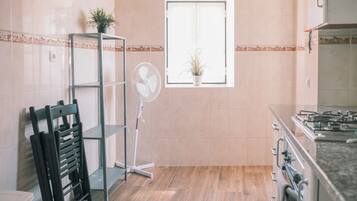 Appartement, 2 chambres, vue ville | Cuisine privée | Grand réfrigérateur, micro-ondes, four, plaque de cuisson