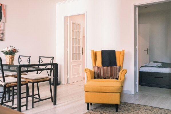 Appartement, 2 chambres, vue sur la ville | Aire de séjour | Téléviseur à écran plat