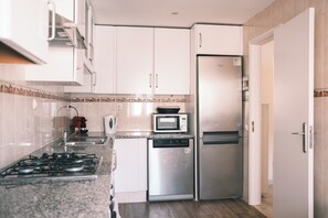 Appartement, 2 chambres, vue sur la ville | Cuisine privée | Réfrigérateur grande capacité avec congélateur, four à micro-ondes