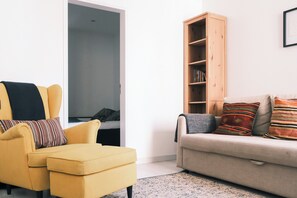 Apartment, 2 Schlafzimmer, Stadtblick | Wohnbereich | Flachbildfernseher