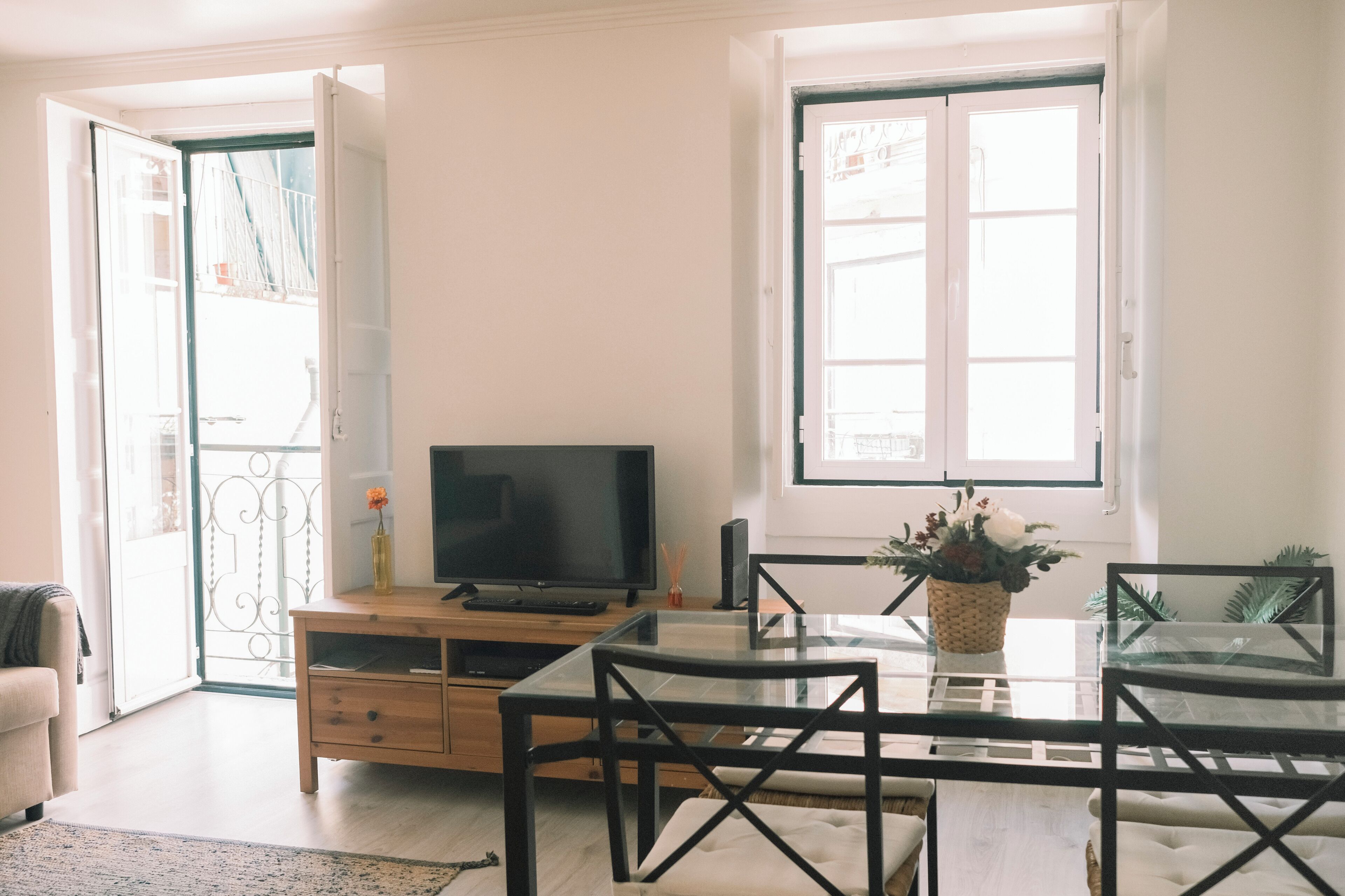 Apartment, 2 Schlafzimmer, Stadtblick | Wohnbereich | Flachbildfernseher