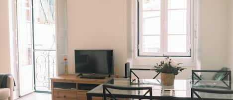Departamento, 2 habitaciones, vista a la ciudad | Área de sala de estar | Televisión de pantalla plana