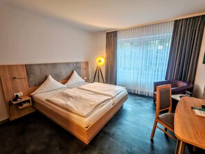 In-room safe, desk, blackout curtains, iron/ironing board - Hotel Ostfriesen-Hof (Leer)