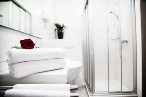 Shower, free toiletries, hair dryer, towels - Hotel Ostfriesen-Hof (Leer)