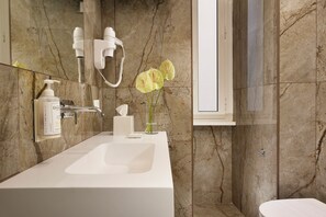 Superior Room | Bathroom | Shower, hair dryer, towels - Velantia Vaticano - Guesthouse (Rome)