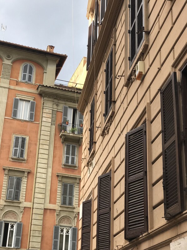 المنشأة من الخارج