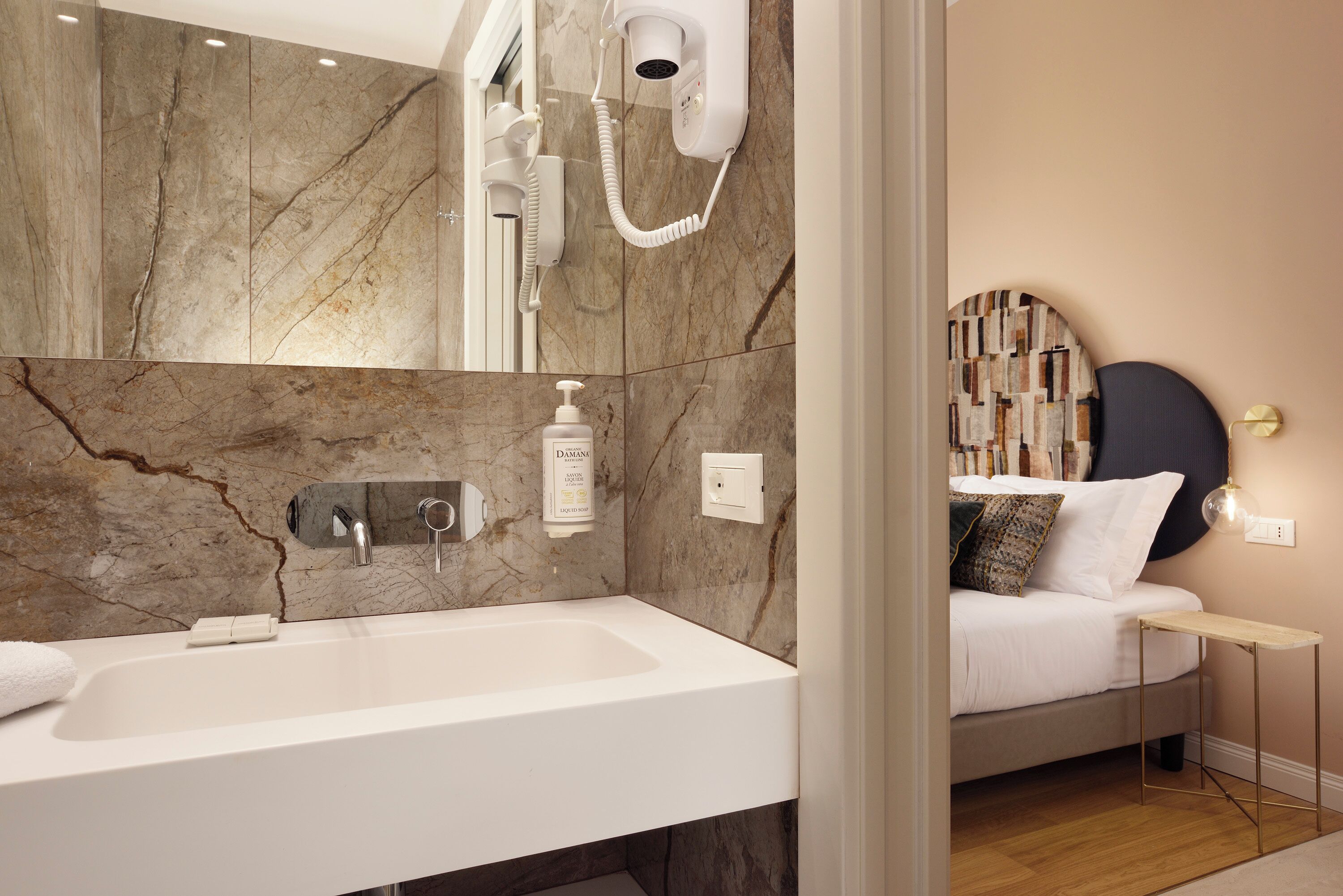 Classic Room | Bathroom | Shower, hair dryer, towels