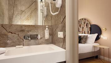 Classic Room | Bathroom | Shower, hair dryer, towels