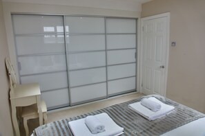 Departamento de lujo, baño privado | Sábanas de algodón egipcio, ropa de cama de alta calidad y edredón 