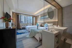Escritorio, cortinas opacas, camas supletorias y wifi gratis