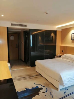 Habitación Deluxe doble | Escritorio, cortinas opacas, camas supletorias y wifi gratis