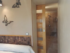Room | Bathroom | Shower, free toiletries, hair dryer, towels