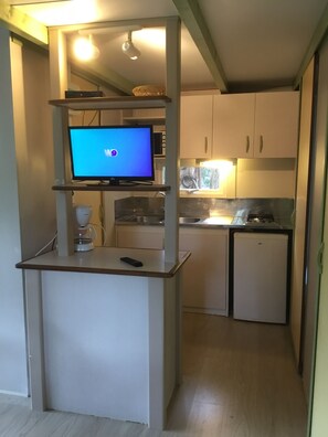 Chalet, Multiple Beds, Non Smoking | Private kitchen | Full-size fridge, microwave, stovetop, cookware/dishes/utensils