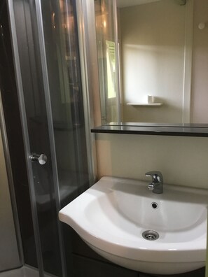 Chalet, meerdere bedden, niet-roken | Badkamer met wastafel