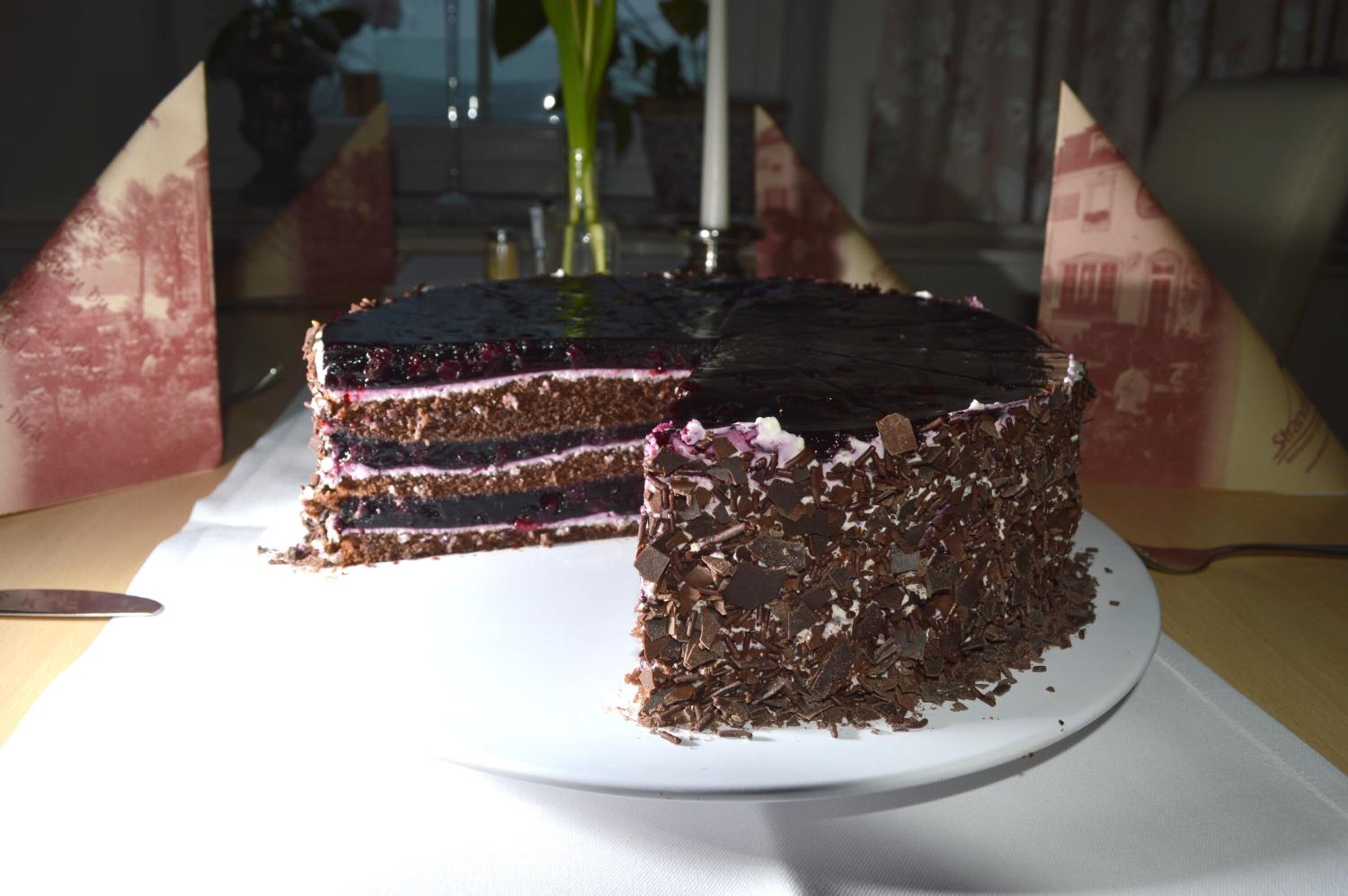 Una rebanada de pastel en un plato blanco.