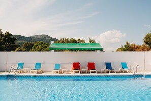 Een seizoensgebonden buitenzwembad