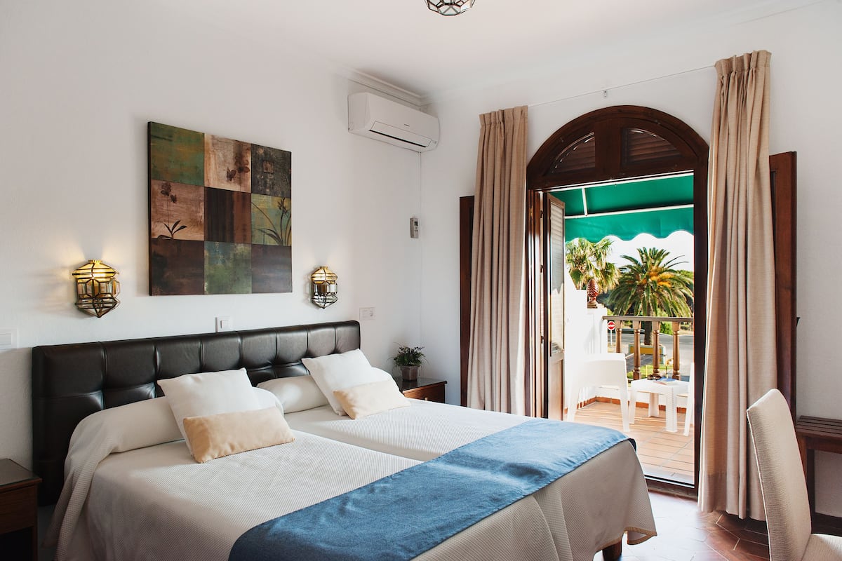 Habitación con 2 camas individuales, terraza | Minibar, cunas gratuitas, camas supletorias y wifi gratis