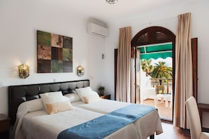 Twin kamer, terras | Een minibar, gratis babybedden, extra bedden (toeslag), gratis wifi