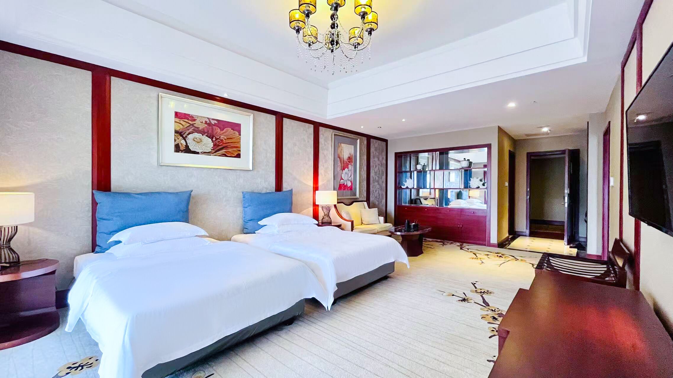 家庭套房, 多张床 | 高档床上用品、客房内保险箱、办公桌、笔记本电脑工作区