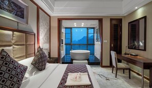 Executive suite, 2 slaapkamers | Luxe beddengoed, een kluis op de kamer, een bureau, een laptopwerkplek