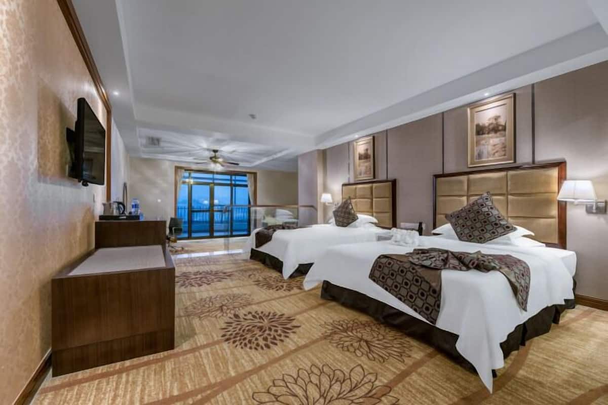 Ylelliset vuodevaatteet, tallelokero huoneessa, työpöytä