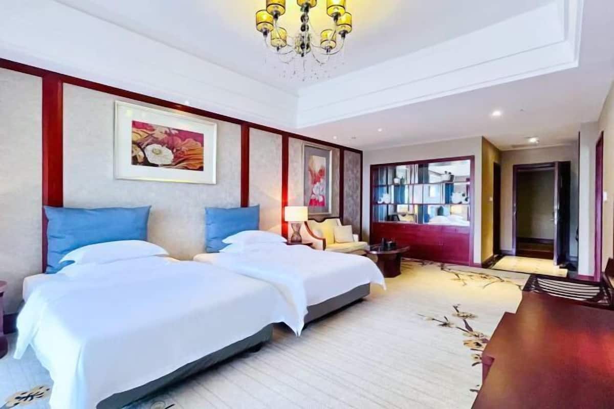 1 bedroom, premium bedding, in-room safe, desk