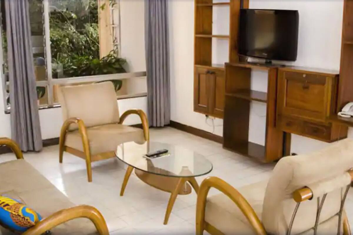 Televisión LCD de 32 pulgadas con canales vía satélite y televisión 