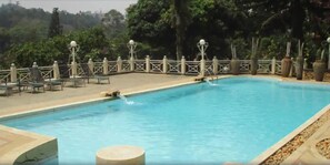 Outdoor pool - Golf Course Apartments (Kampala)