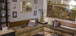 Lobby sitting area - Golf Course Apartments (Kampala)