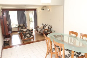 En 32-tommers LCD-TV med Parabol-TV samt TV