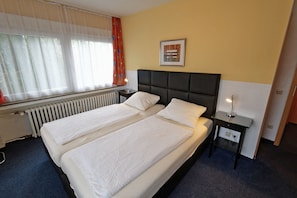 Desk, blackout drapes, free WiFi, bed sheets - Hotel Wiedenhof (Hilden)