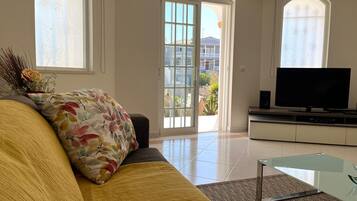 Apartment, 3 Schlafzimmer, Terrasse | Wohnbereich | Flachbildfernseher