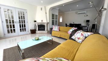 Apartment, 3 Schlafzimmer, Terrasse | Wohnbereich | Flachbildfernseher