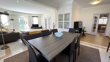 Apartamento, 3 quartos, terraço | Opções para refeição no quarto