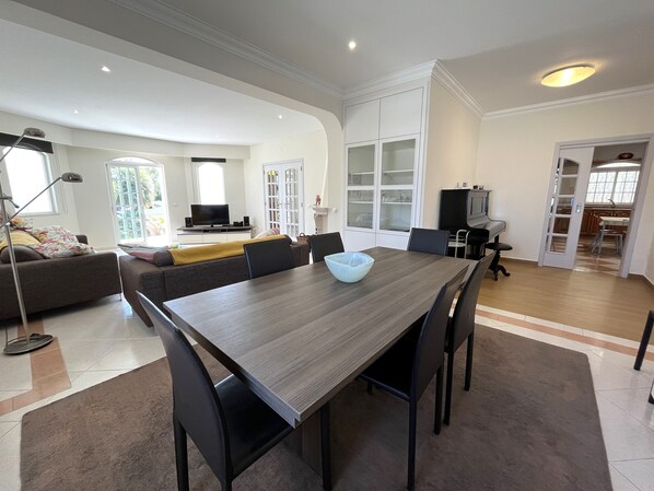 Apartment, 3 Bedrooms, Terrace | In-room dining
