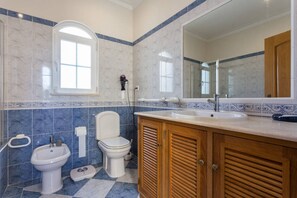 Apartment, 3 Bedrooms, Terrace | Bathroom | Separate bathtub and shower, hair dryer, bidet, towels