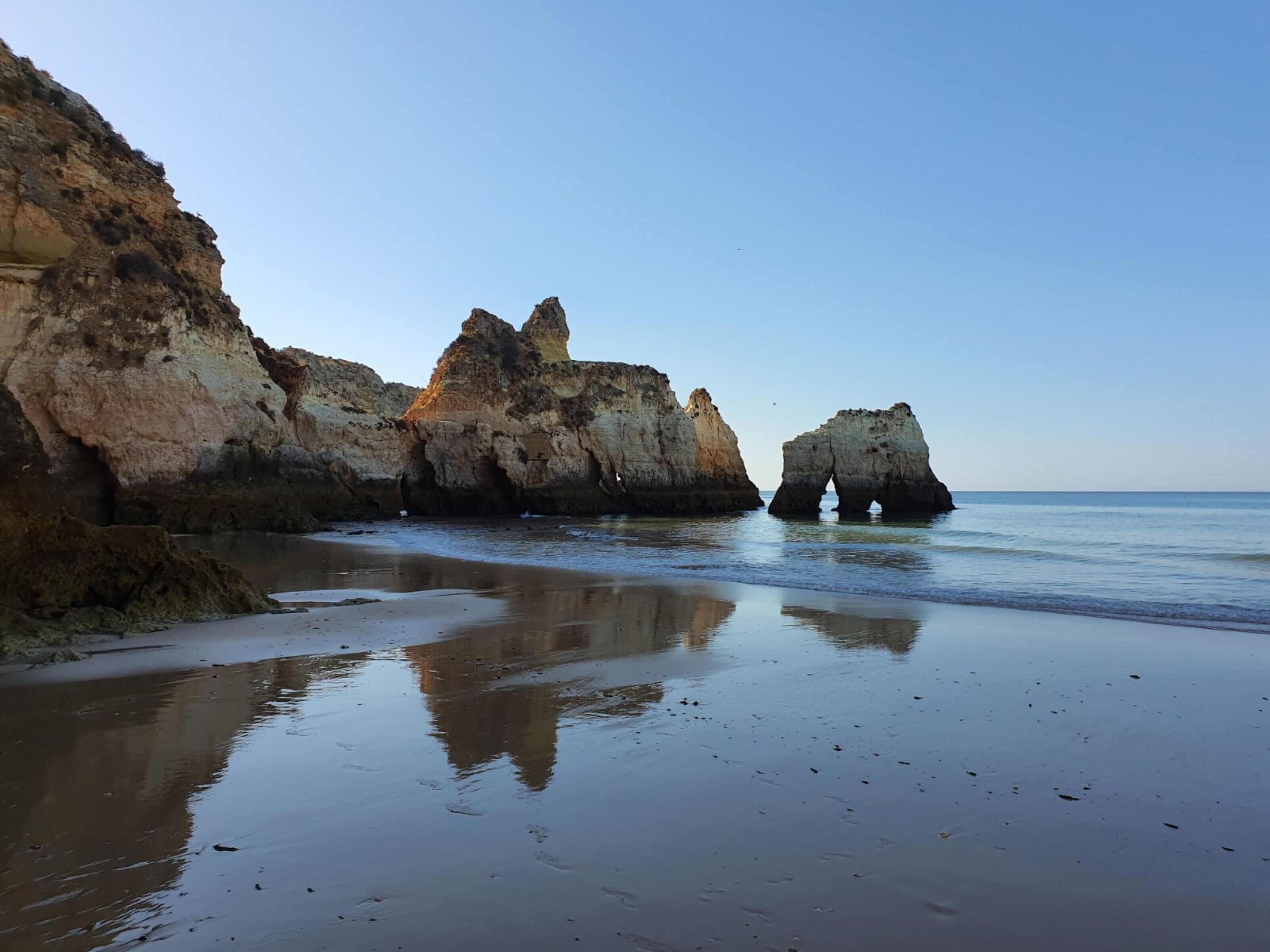 Rannalla, valkoista hiekkaa, kalastusmahdollisuus