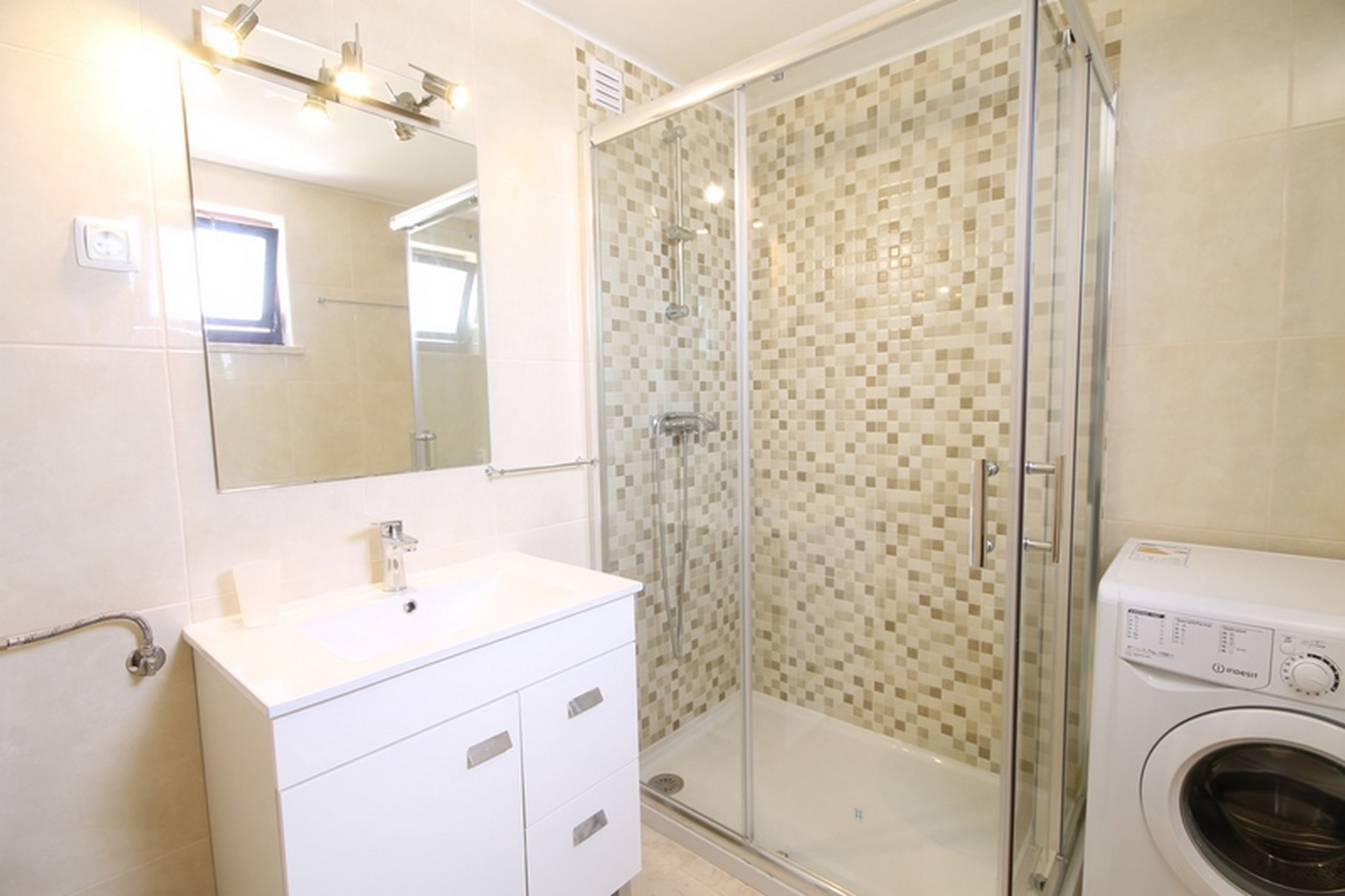 Estudio, balcón | Baño | Regadera, secadora de cabello, toallas 