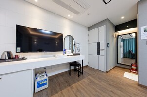 特色装修、办公桌、笔记本电脑工作区、遮光窗帘