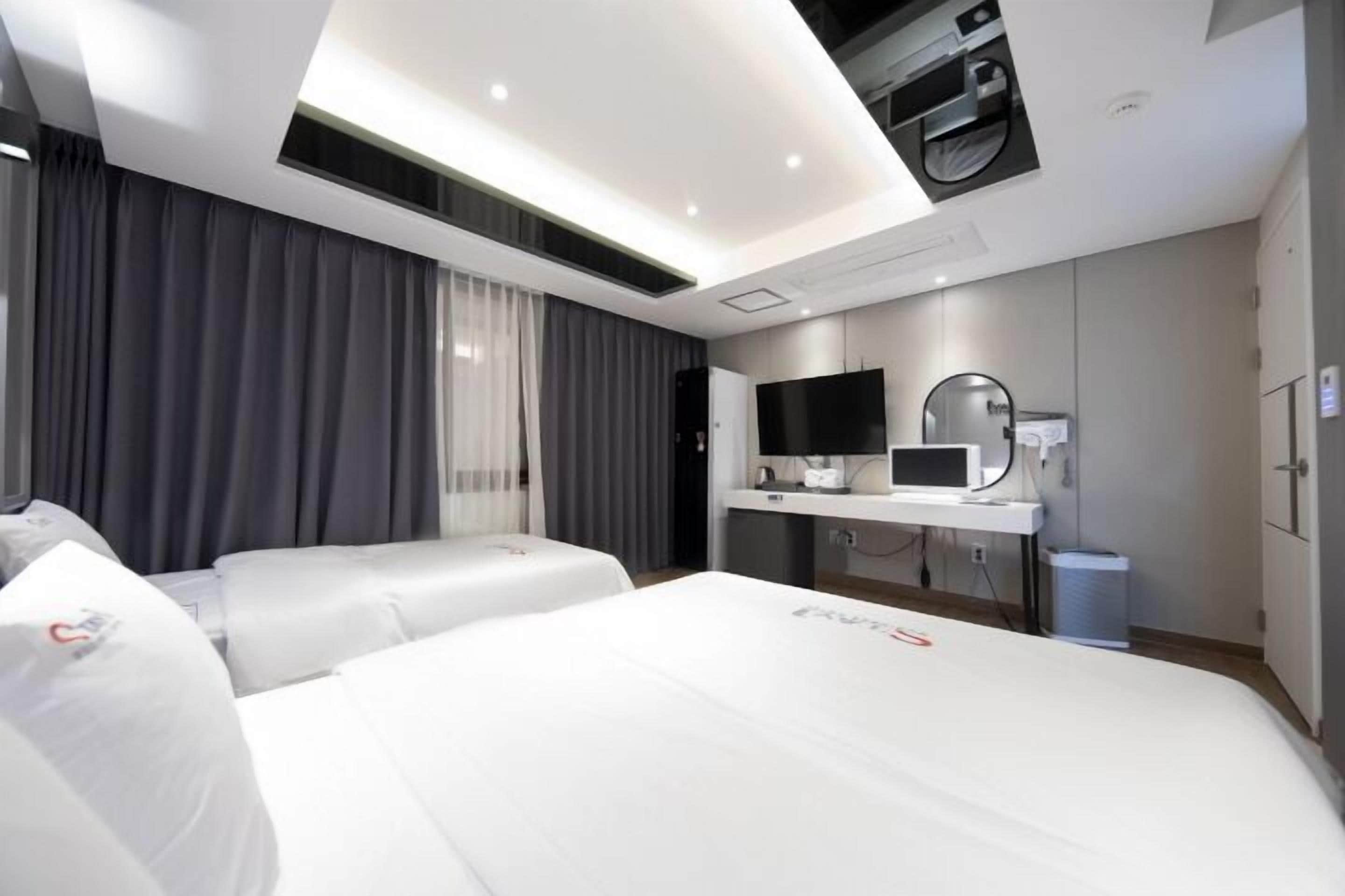 standard twin room | individually decorated, desk, laptop workspace, blackout curtains