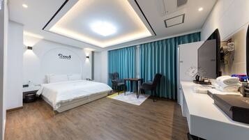 Stay Suite (Air purifier) | Individualmente decorados, escrivaninha