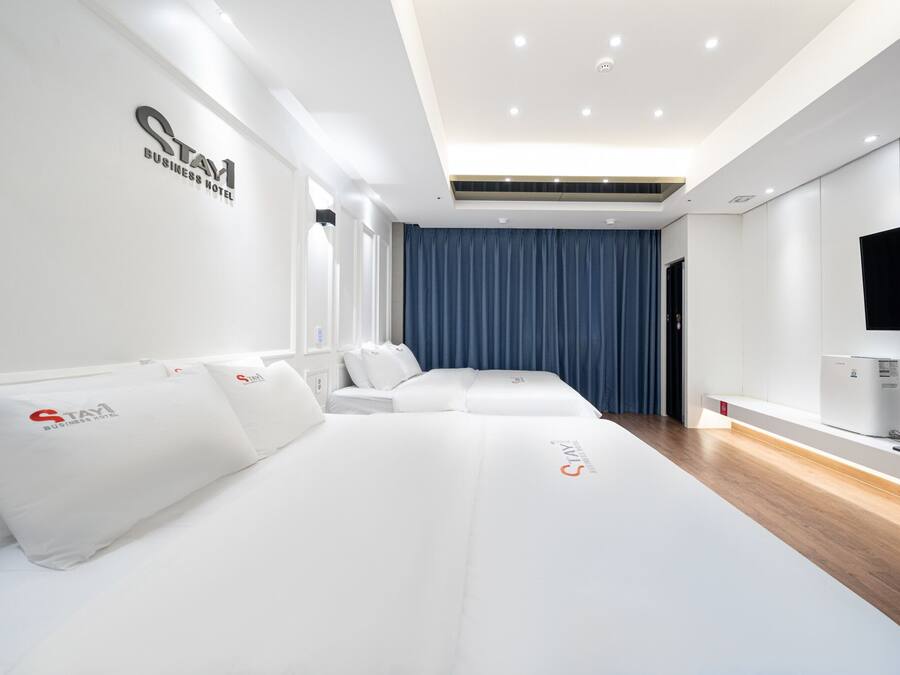 Family Twin Room | Individually decorated, desk, laptop workspace, blackout curtains