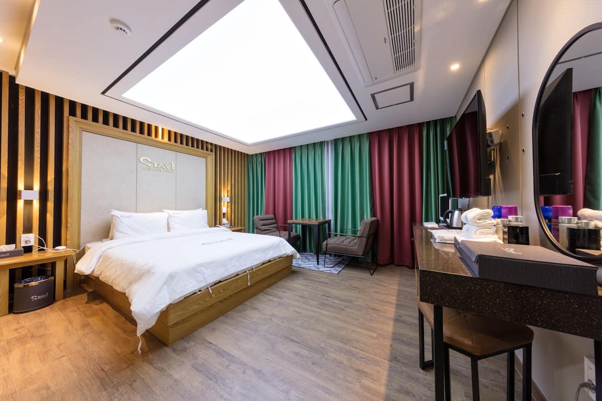 Stay Deluxe | Desk, laptop workspace, blackout drapes, soundproofing
