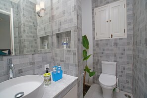 Familienvilla, 2 Schlafzimmer, eigener Pool | Badezimmer | Dusche, kostenlose Toilettenartikel, Haartrockner, Handtücher